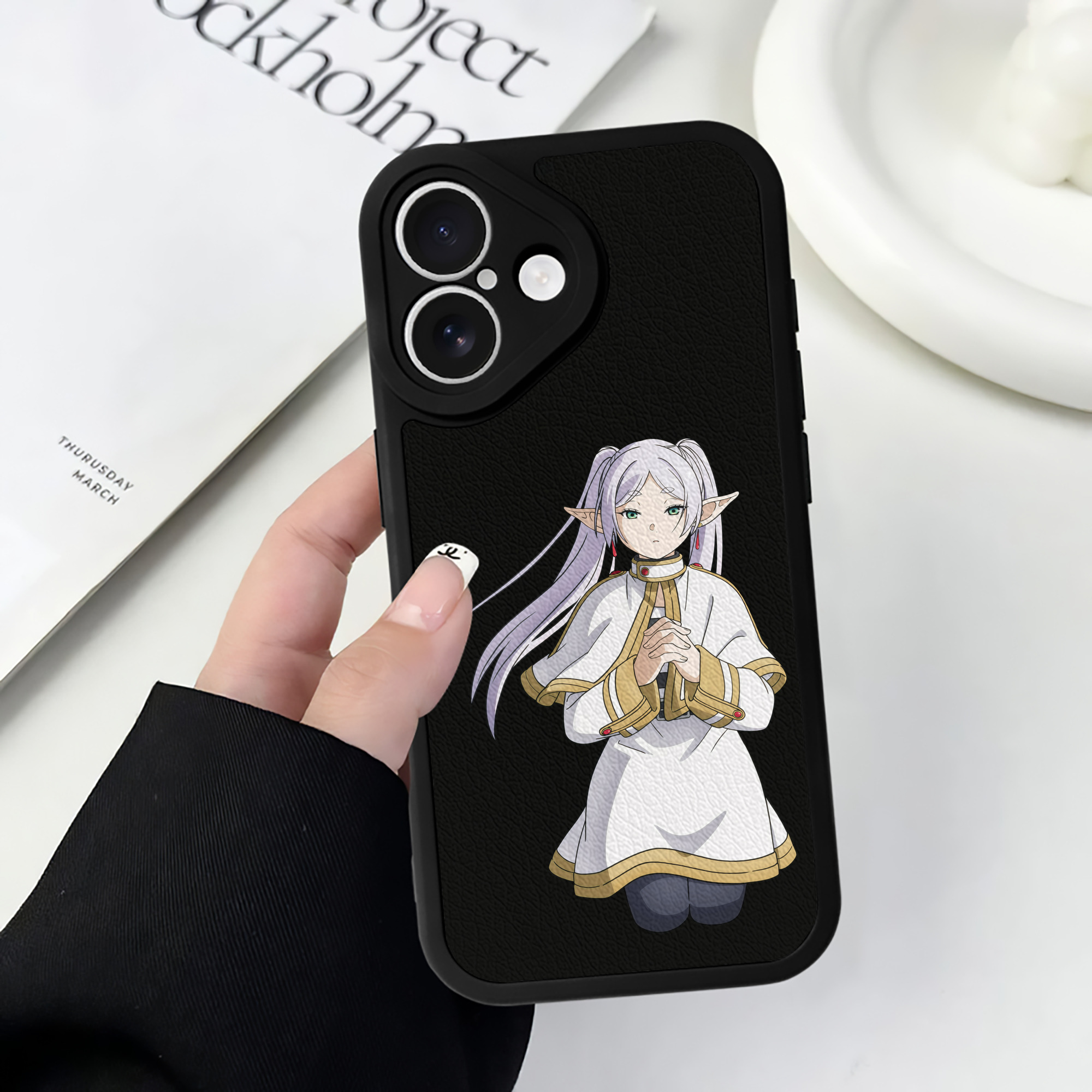 （画像用） 葬送のフリーレン Frieren 【iPhone 16シリーズ対応】シリコンスマホケース（レザー調） 材質：シリコン